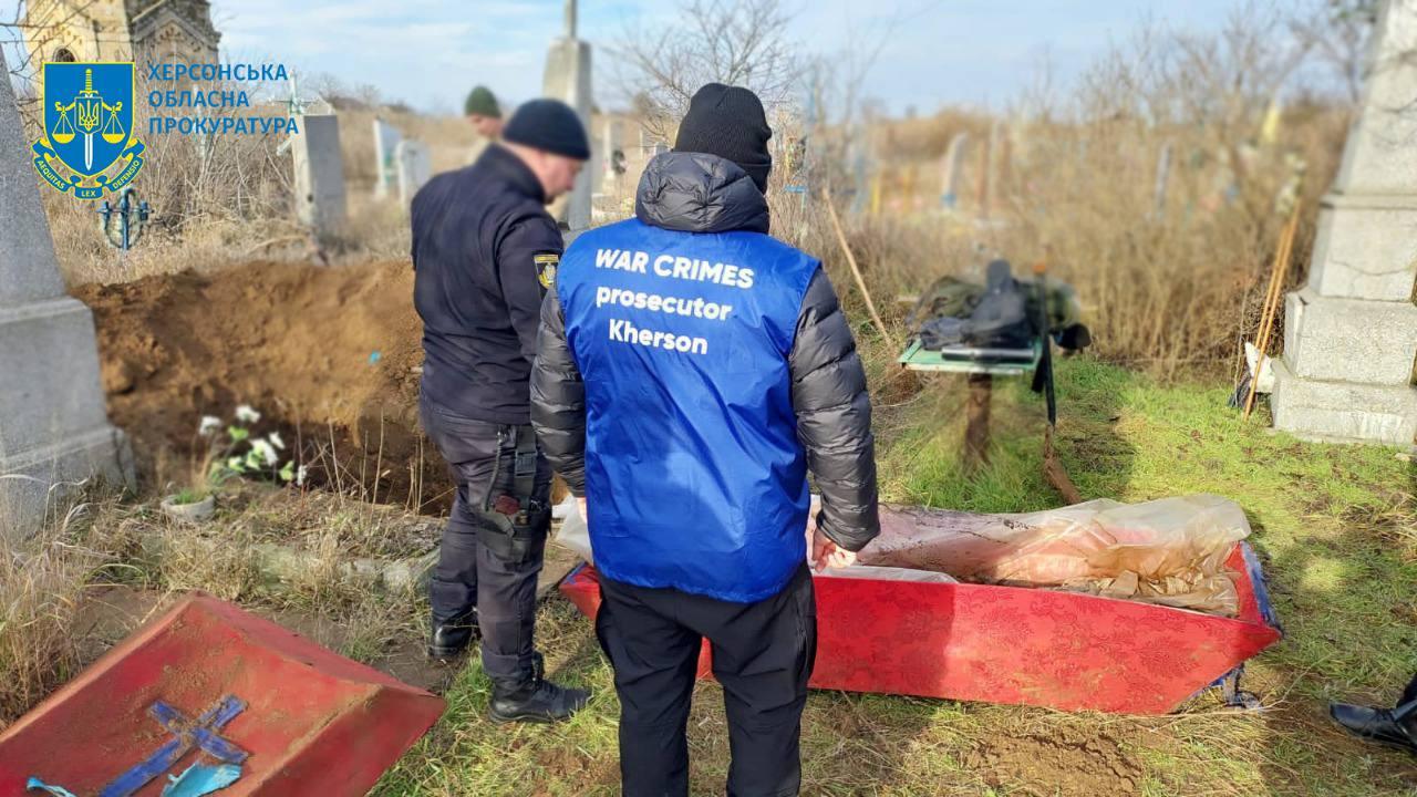 Exhumation of victims of Russian aggression continues in Kherson dwelling. MATURE