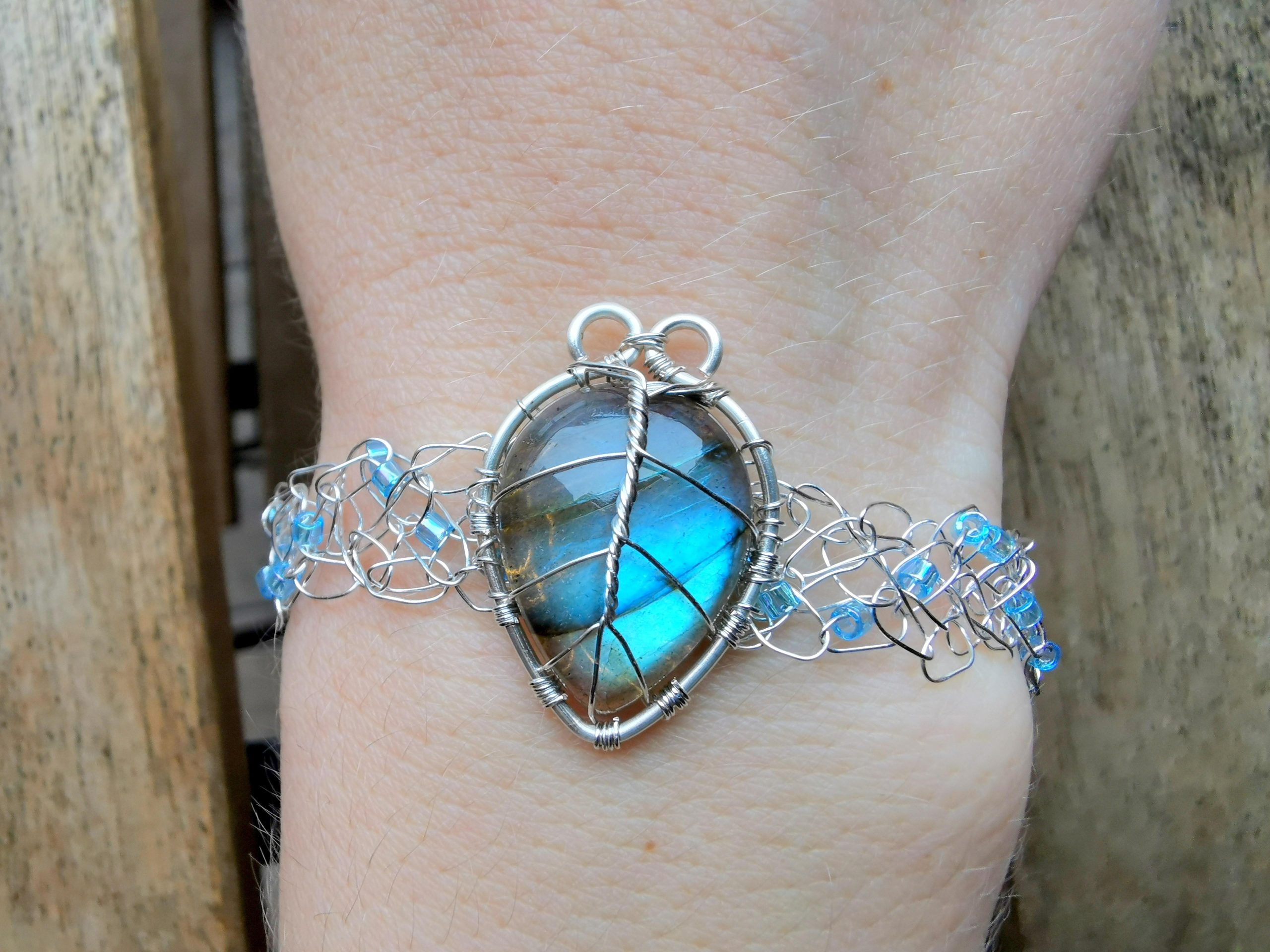 It’s miles a leaf bracelet I made by crocheting with 0.3 mm wire. The gemstone is a labradorite.