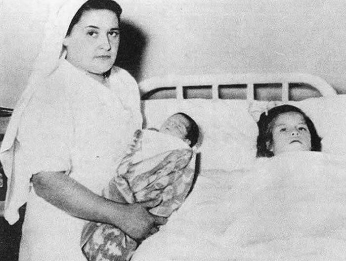 Here’s Lina Medina, she used to be the youngest lady to present delivery at 5 years former in Might perchance perchance also 1939. She had a medical situation identified as “precocious puberty”.