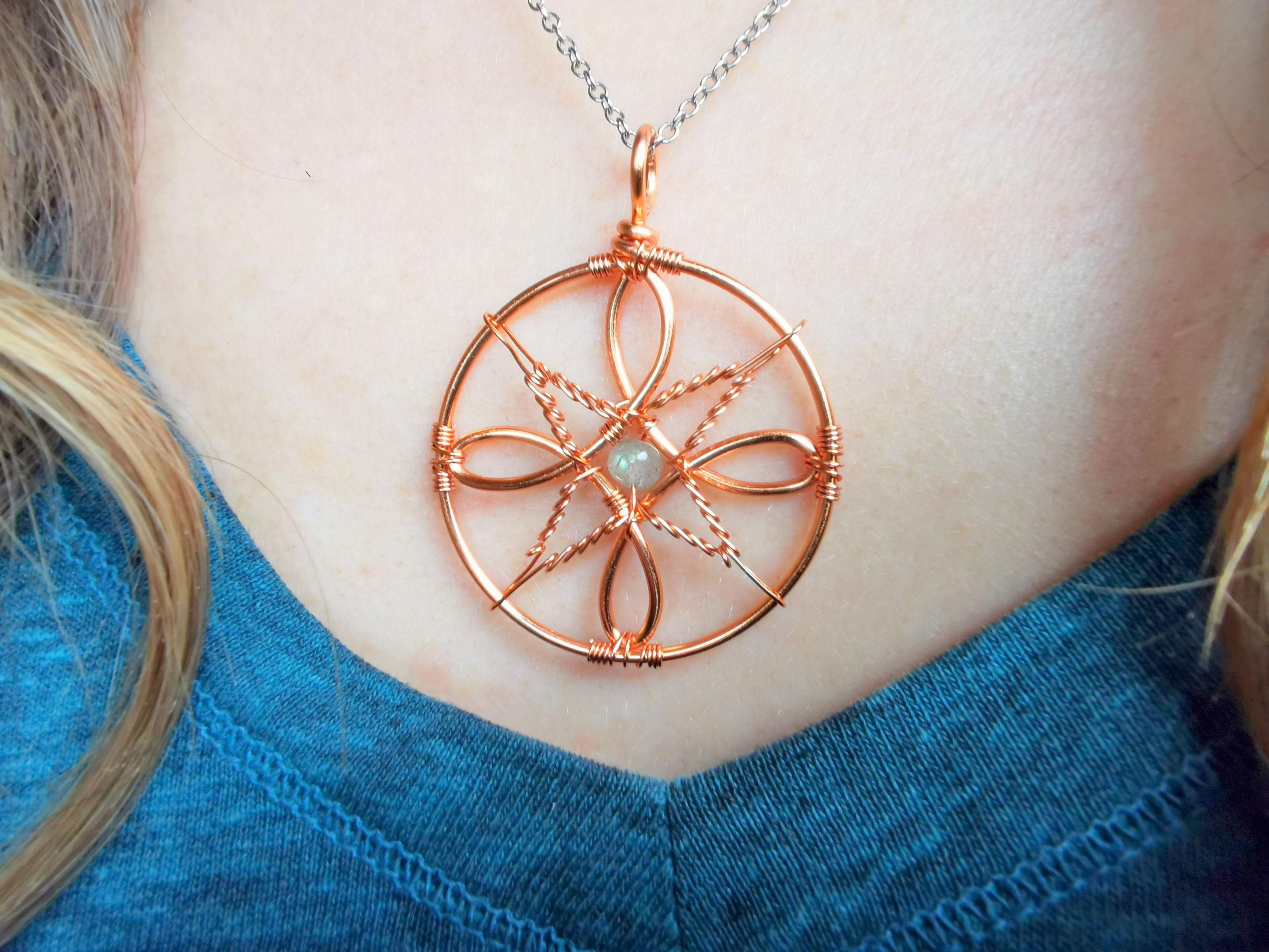 I crafted a superstar pendant with copper wire.