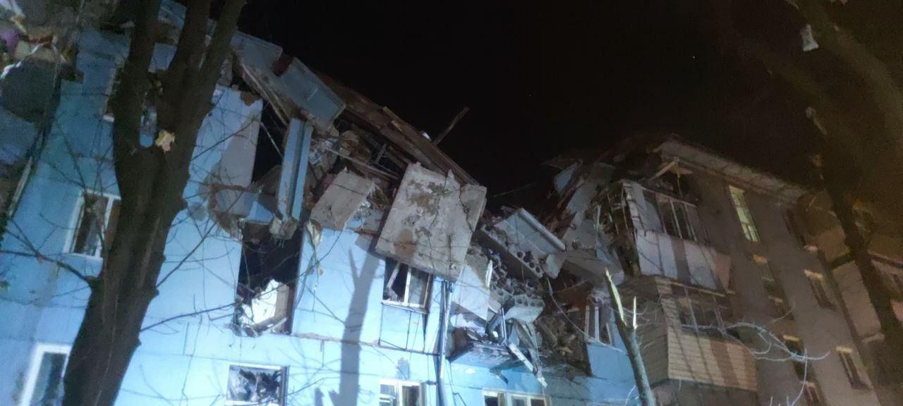 Russia assaults Zaporizhzhia overnight, residential constructing heavily damaged.