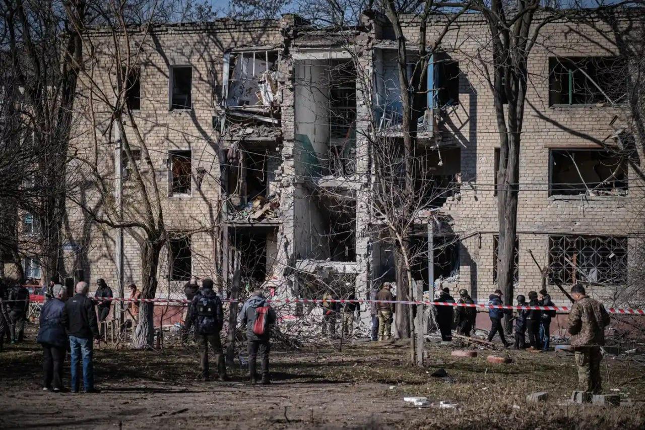 Listed below are among the most up-to-date photography after a Russian missile assault on a residential constructing in the center of Kramatorsk in the Donetsk assign in jap Ukraine.