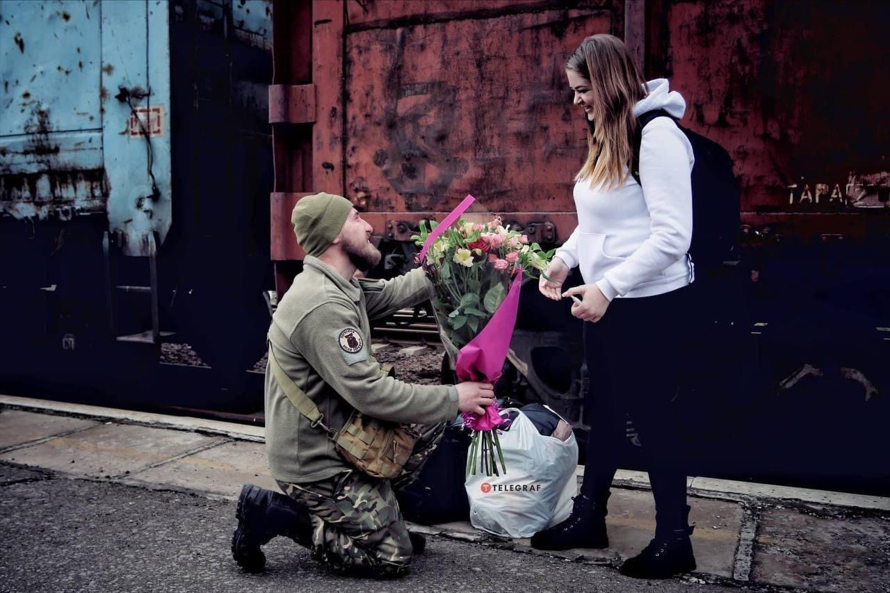 Fancy will expend! A Ukrainian soldier proposed to his girlfriend correct on the web site in Kramatorsk
