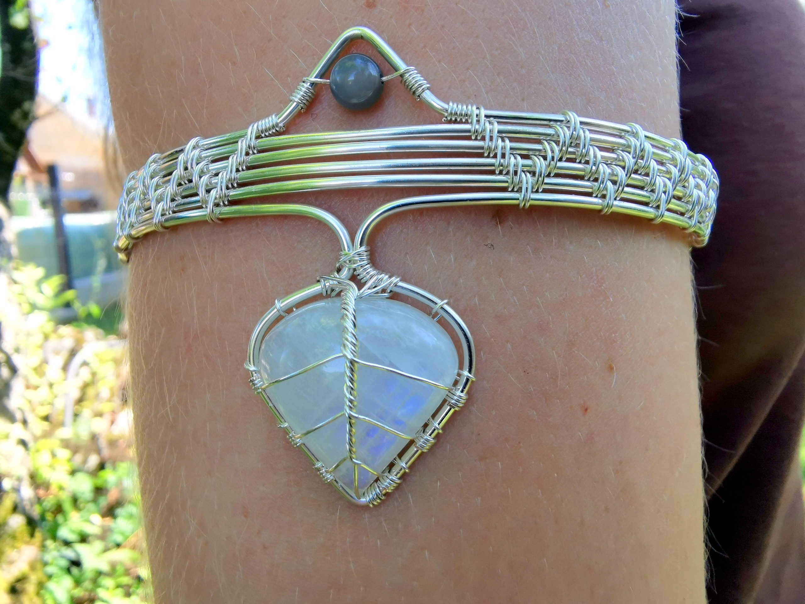 I like working with moonstones :). I archaic about ten meters of wire for this armlet. The bead is a labradorite.