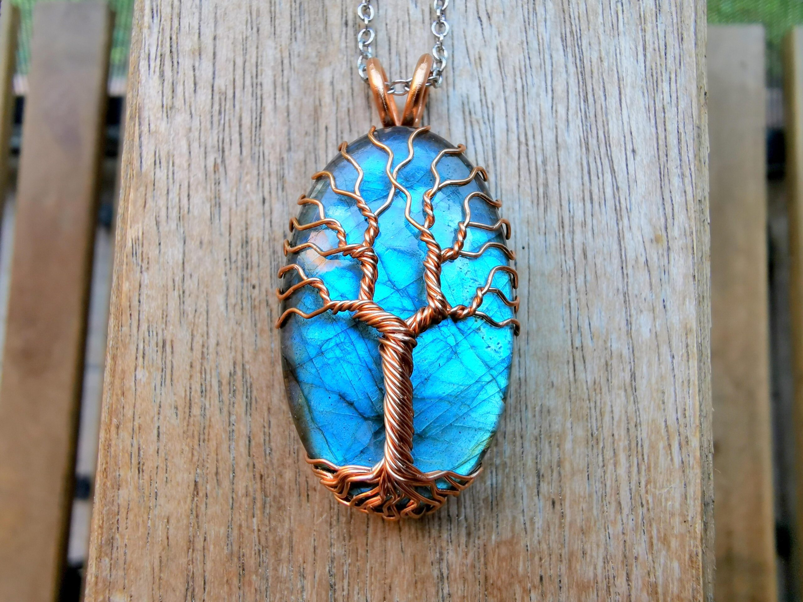 I frail about fours meters of copper wire for this labradorite tree pendant.