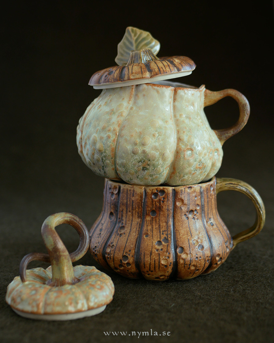 Upright two pumpkins, having a correct time! (Ceramic gourd mugs)