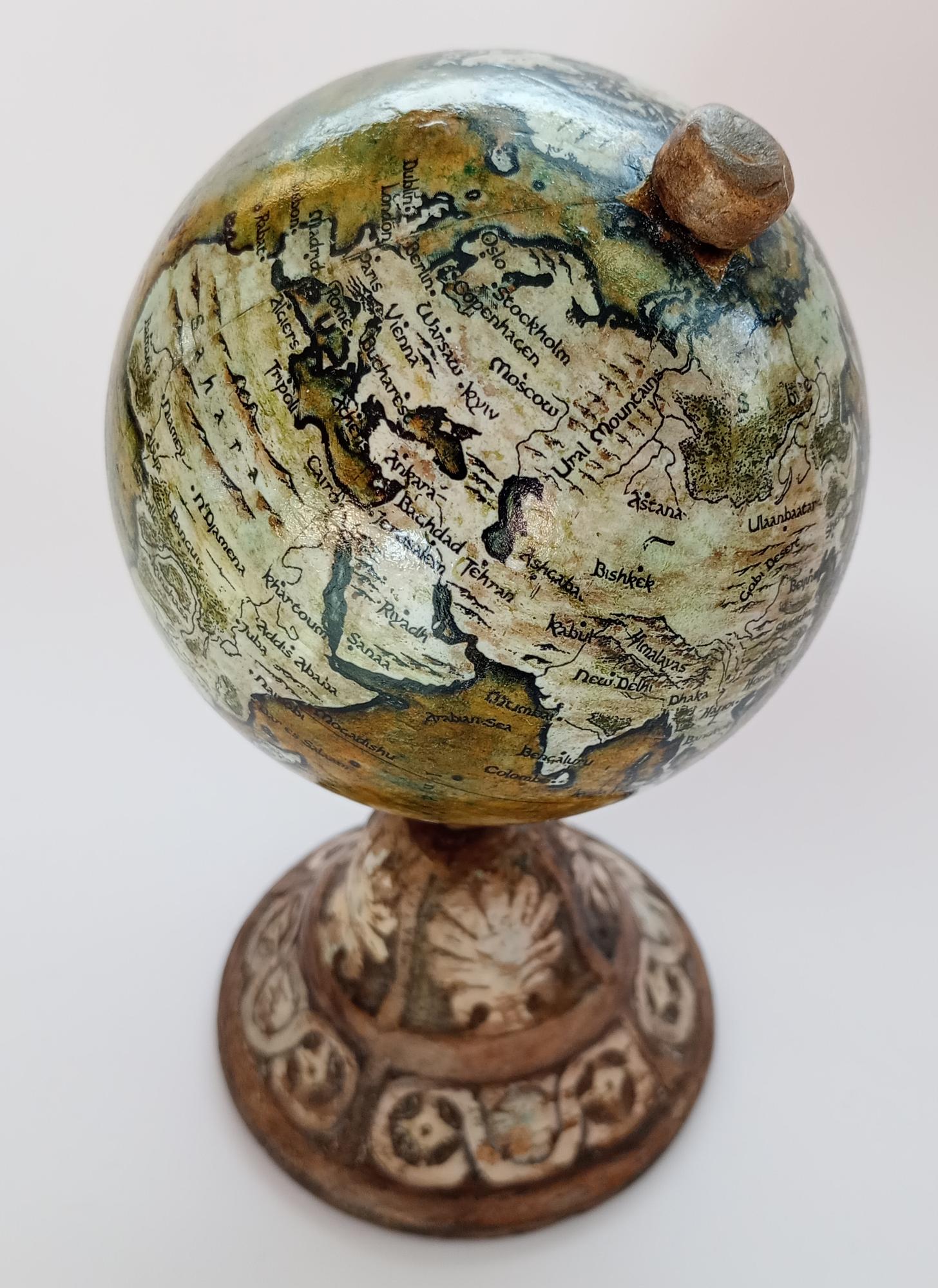 I made this epic inspired mini globe that turns real into a Christmas baulbe
