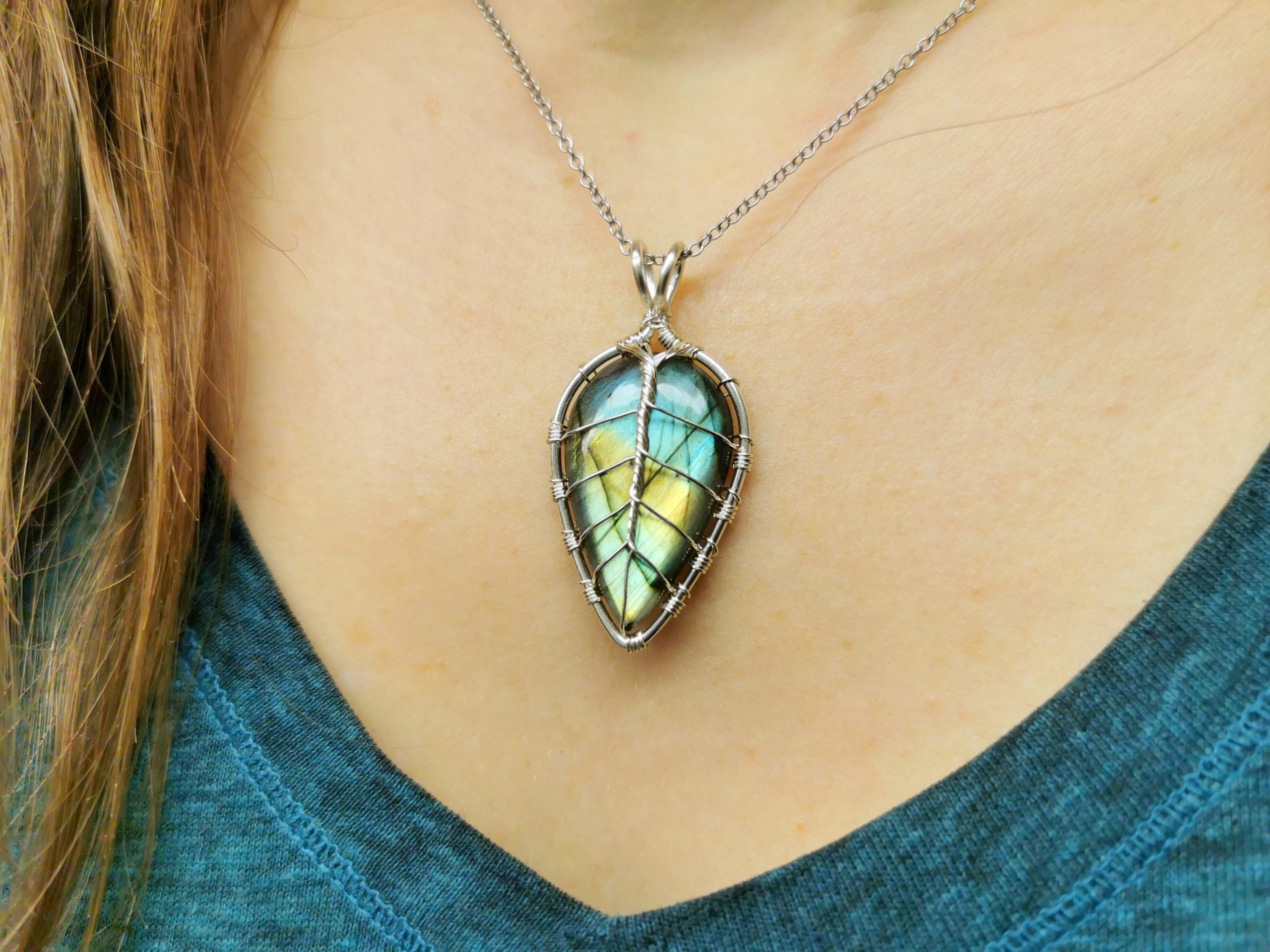 I make leaf pendants with gemstones.