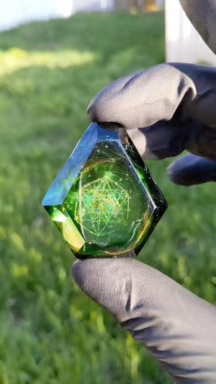 Usual geometrical patterns in emerald glass